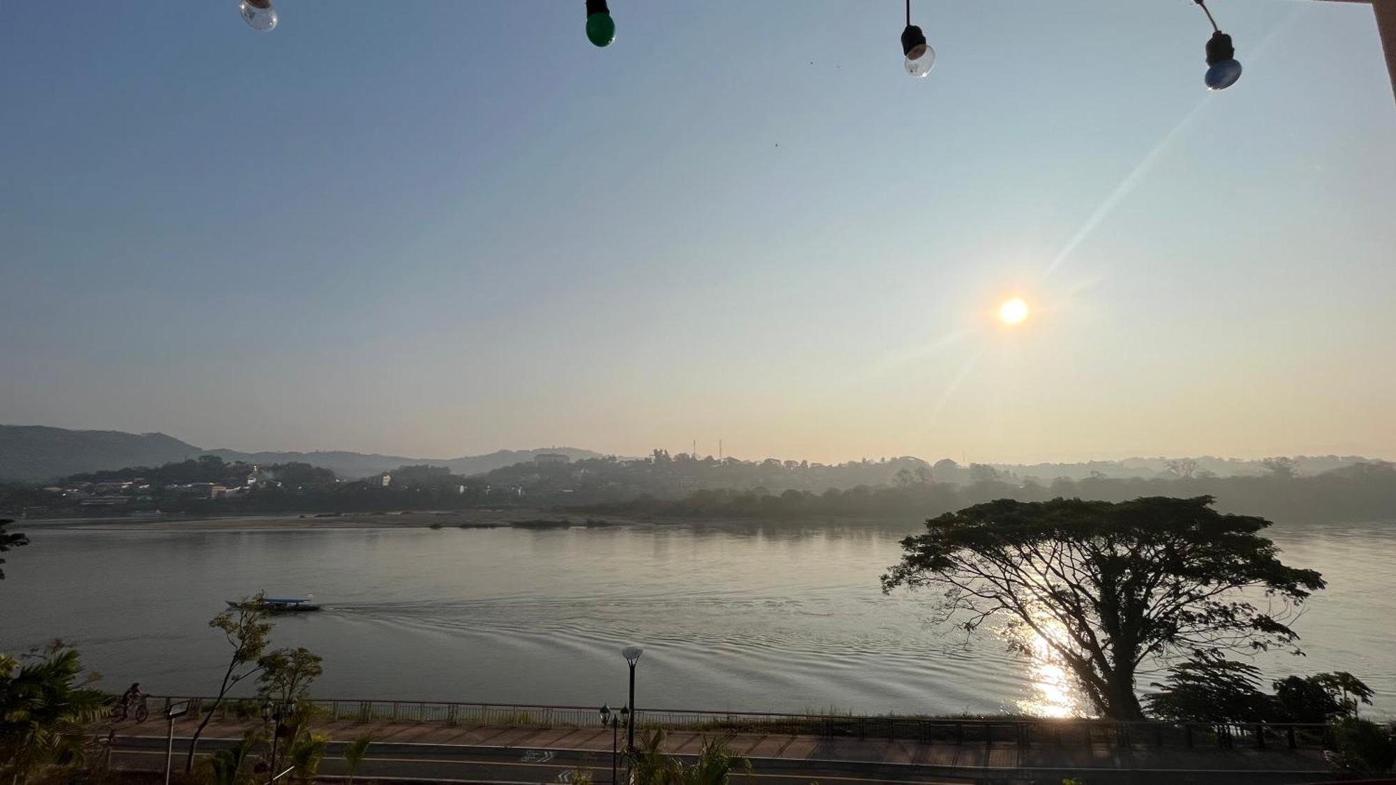 Day Waterfront Hotel Chiang Khong Exterior photo